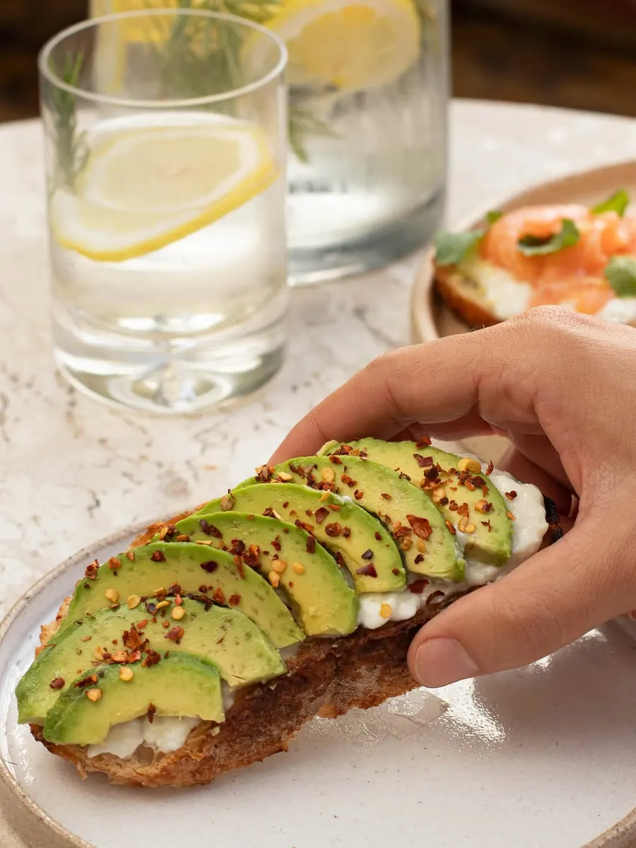 Avocado Toast com Mozzarella